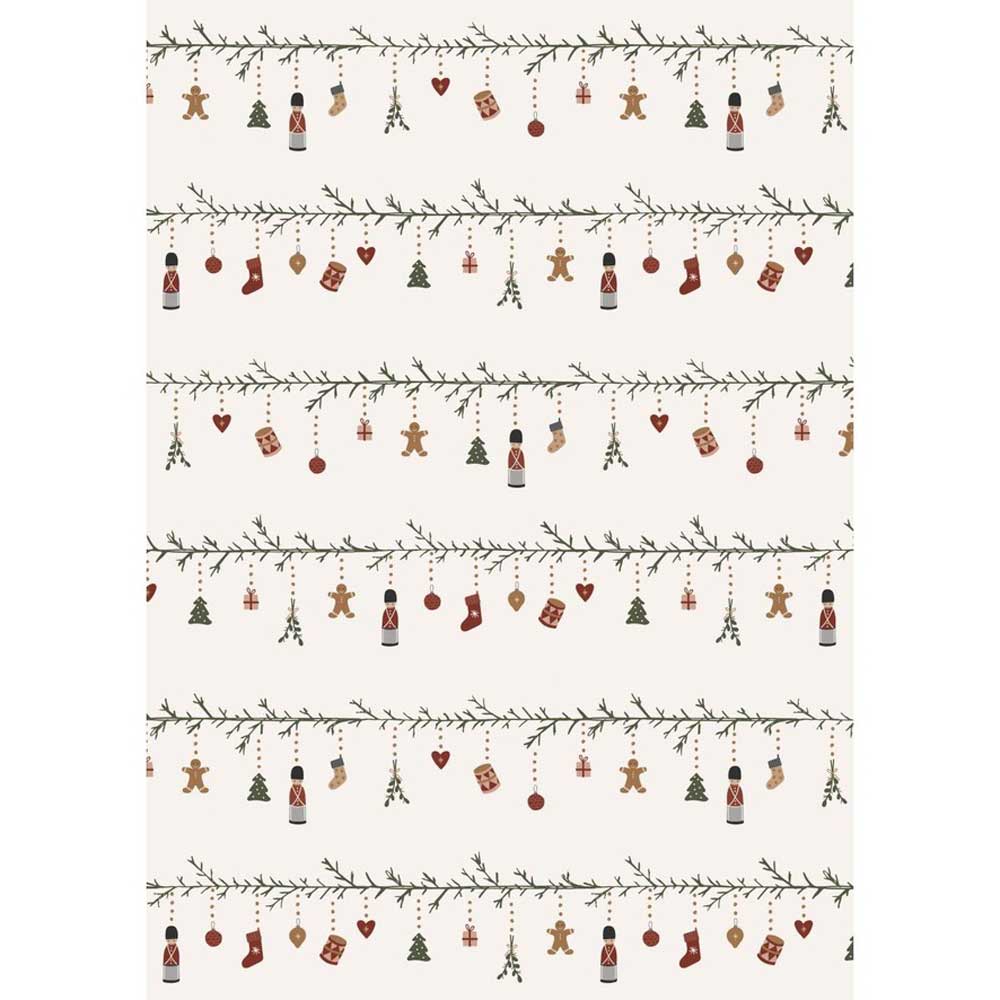 Muster aus horizontalen Girlanden, geschmückt mit kleinen weihnachtlichen Ornamenten wie Strümpfen, Lebkuchenmännern und Weihnachtsbäumen auf weißem Hintergrund, abgebildet auf der Ib Laursen - Papierrolle My Nostalgic Christmas 5 mit Rolle.