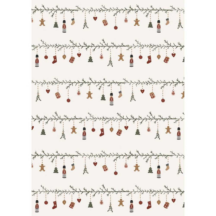 Muster aus horizontalen Girlanden, geschmückt mit kleinen weihnachtlichen Ornamenten wie Strümpfen, Lebkuchenmännern und Weihnachtsbäumen auf weißem Hintergrund, abgebildet auf der Ib Laursen - Papierrolle My Nostalgic Christmas 5 mit Rolle.