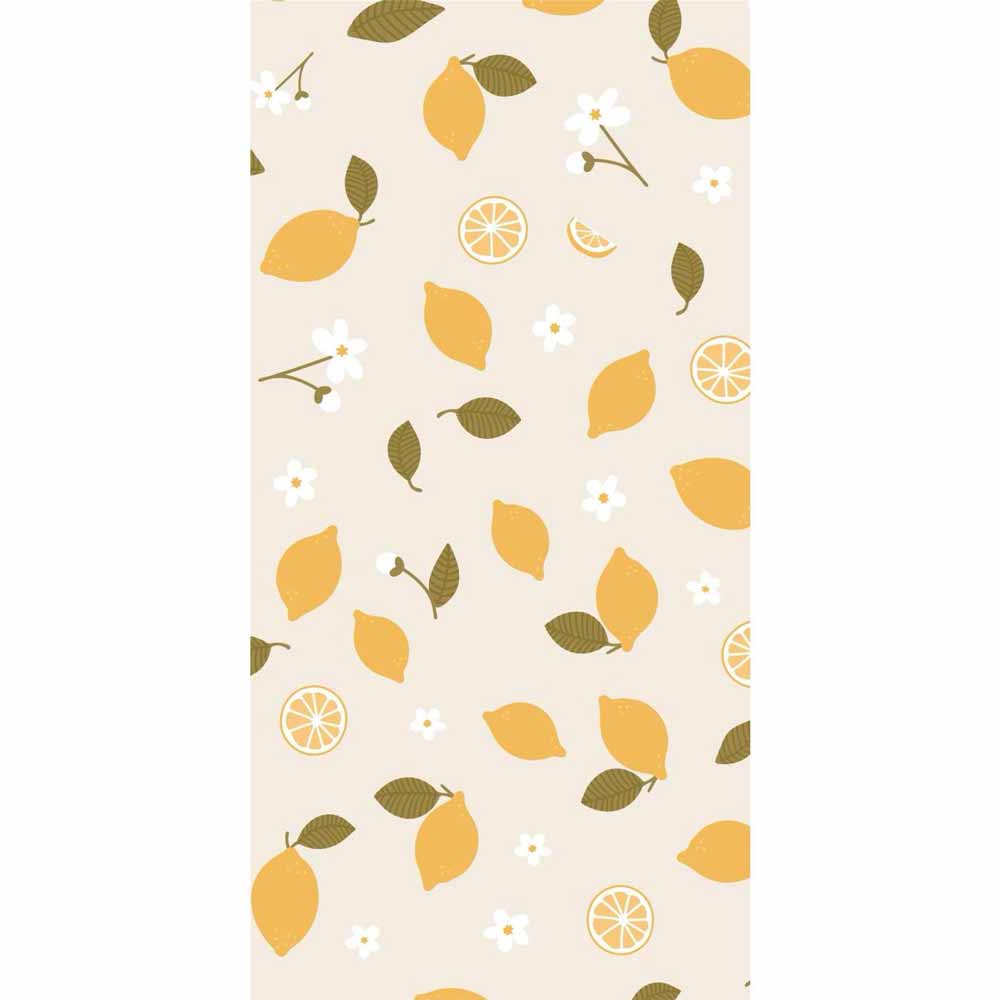 Die Ib Laursen Papierserviette Zitrone (16 Stück) zeigt ein nahtloses Muster aus ganzen Zitronen, Zitronenscheiben, grünen Blättern und kleinen weißen Blüten auf einem hellbeigen Hintergrund.