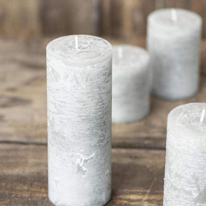 Drei weiße Ib Laursen - Rustikale Kerze Höhe: 7,5 cm große Kerzen unterschiedlicher Höhe auf einer rustikalen Holzoberfläche.