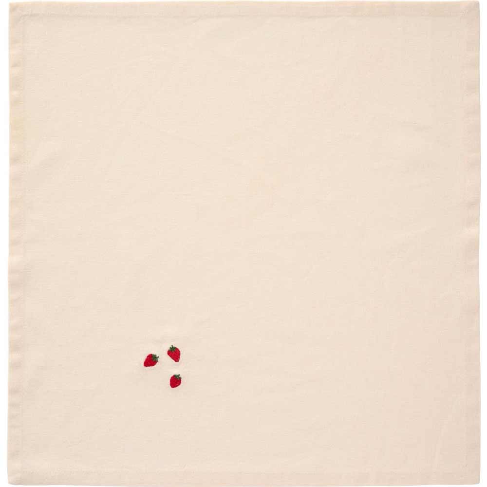 Eine beige Stoffserviette von Ib Laursen mit dem Namen „Stoffserviette Summer Vibes mit Erdbeeren Butter Cream“ hat in einer Ecke drei kleine gestickte Erdbeeren.
