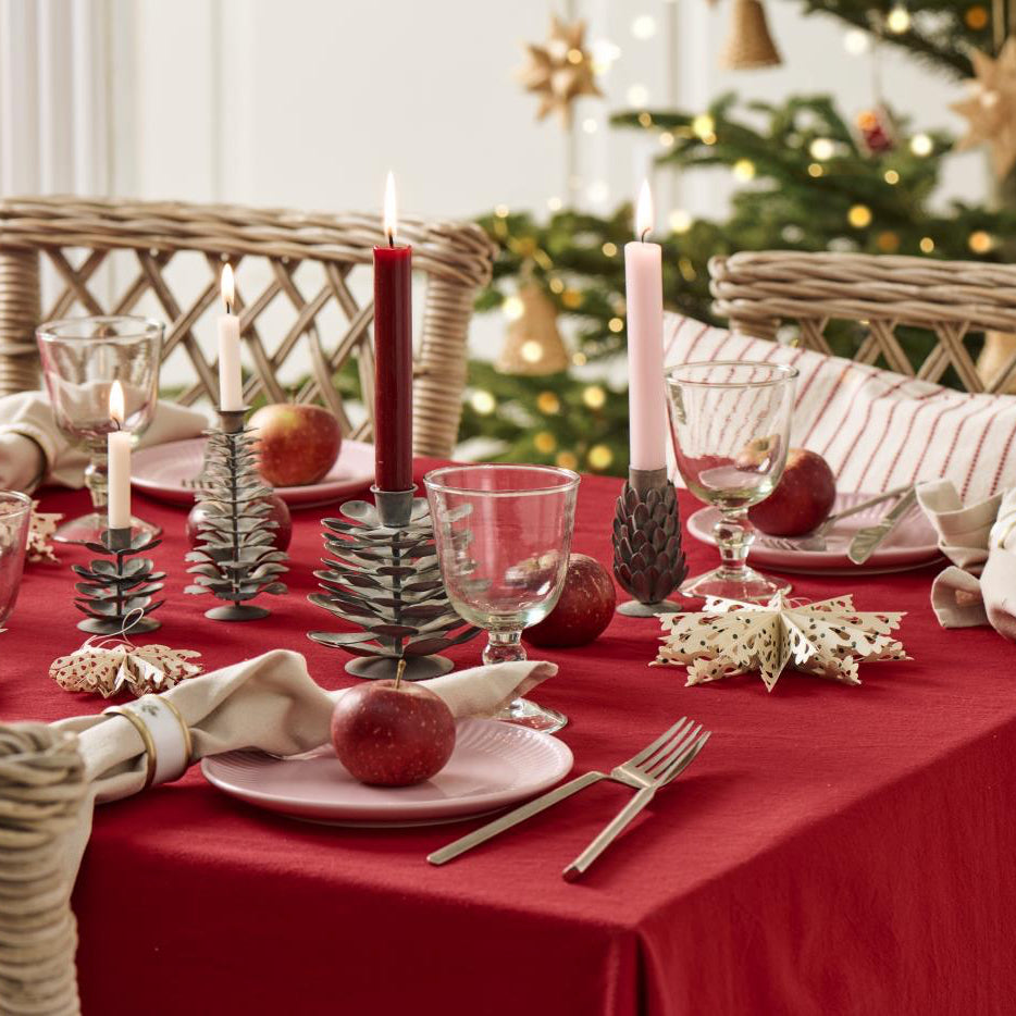 Ib Laursen - Tischdecke Dagmar länglich rot mit weißer Randstickerei