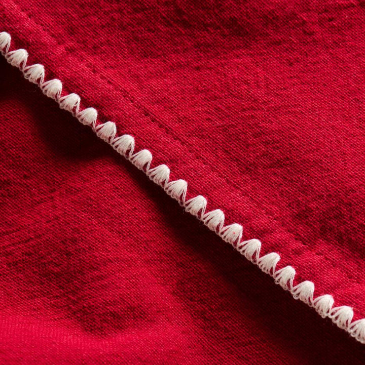 Ib Laursen - Tischdecke Dagmar länglich rot mit weißer Randstickerei