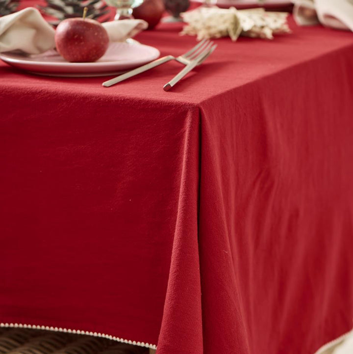 Ib Laursen - Tischdecke Dagmar länglich rot mit weißer Randstickerei