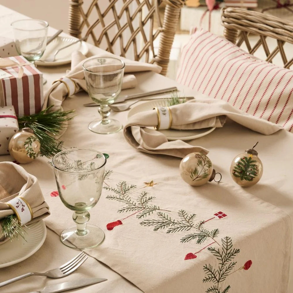Ib Laursen - Tischläufer Tradition mit Tannengirlande und Weihnachtsschmuck leinenfarbig
