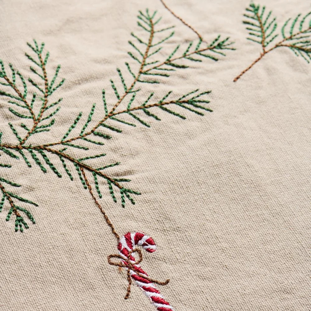 Ib Laursen - Tischläufer Tradition mit Tannengirlande und Weihnachtsschmuck leinenfarbig