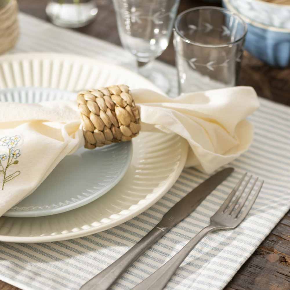 Ein Ib Laursen - Tischset staubig blau mit weissen Streifen Tischdekoration mit Serviettenring.