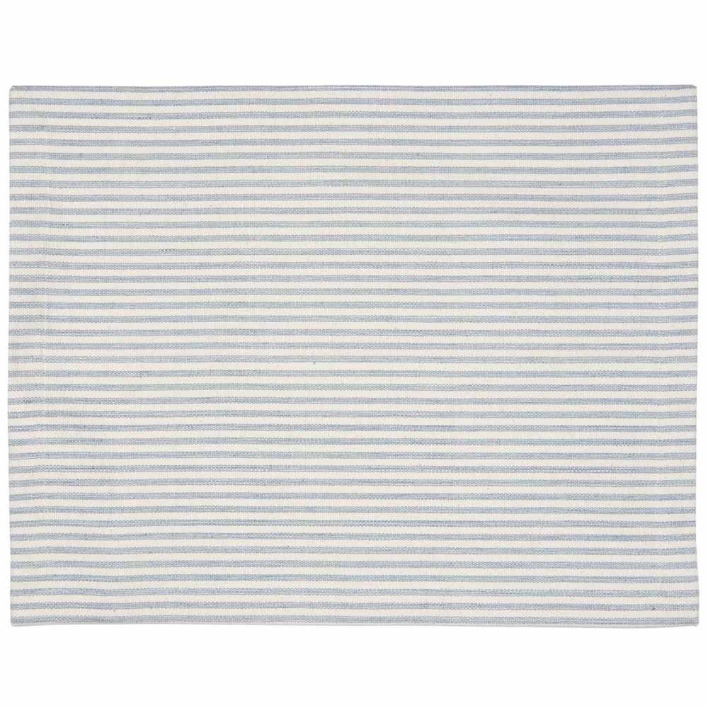 Ein Ib Laursen - Tischset staubig blau mit weißen Streifen auf weißem Hintergrund.