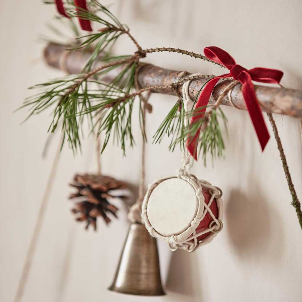Weihnachtsdekorationen auf einem Zweig mit Ib Laursen – Veloursband auf Spule 10 m Bordeaux und Tannenzapfen.