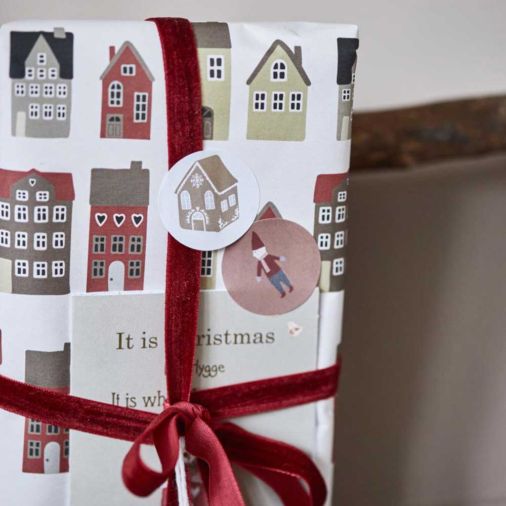 Ein in Papier verpacktes Weihnachtsgeschenk mit einem bordeauxfarbenen Band von Ib Laursen - Veloursband auf Spule 10 m.