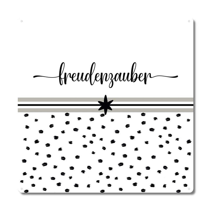 Ein weißes Schild mit schwarzer Schrift, auf dem steht „Interluxe Metallschild – Freudenzauber“. Die untere Hälfte weist ein schwarz-weißes Tupfenmuster auf, das durch schwarze und graue Linien und einen schwarzen Stern getrennt ist.