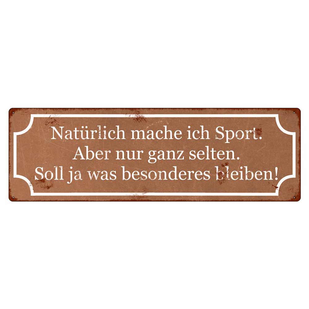Ein braunes rechteckiges Schild mit weißem Text auf Deutsch, auf dem steht: „Interluxe Metallschild – Natürlich mache ich Sport. Aber nur ganz selten. Soll ja was besonderes bleiben!“.