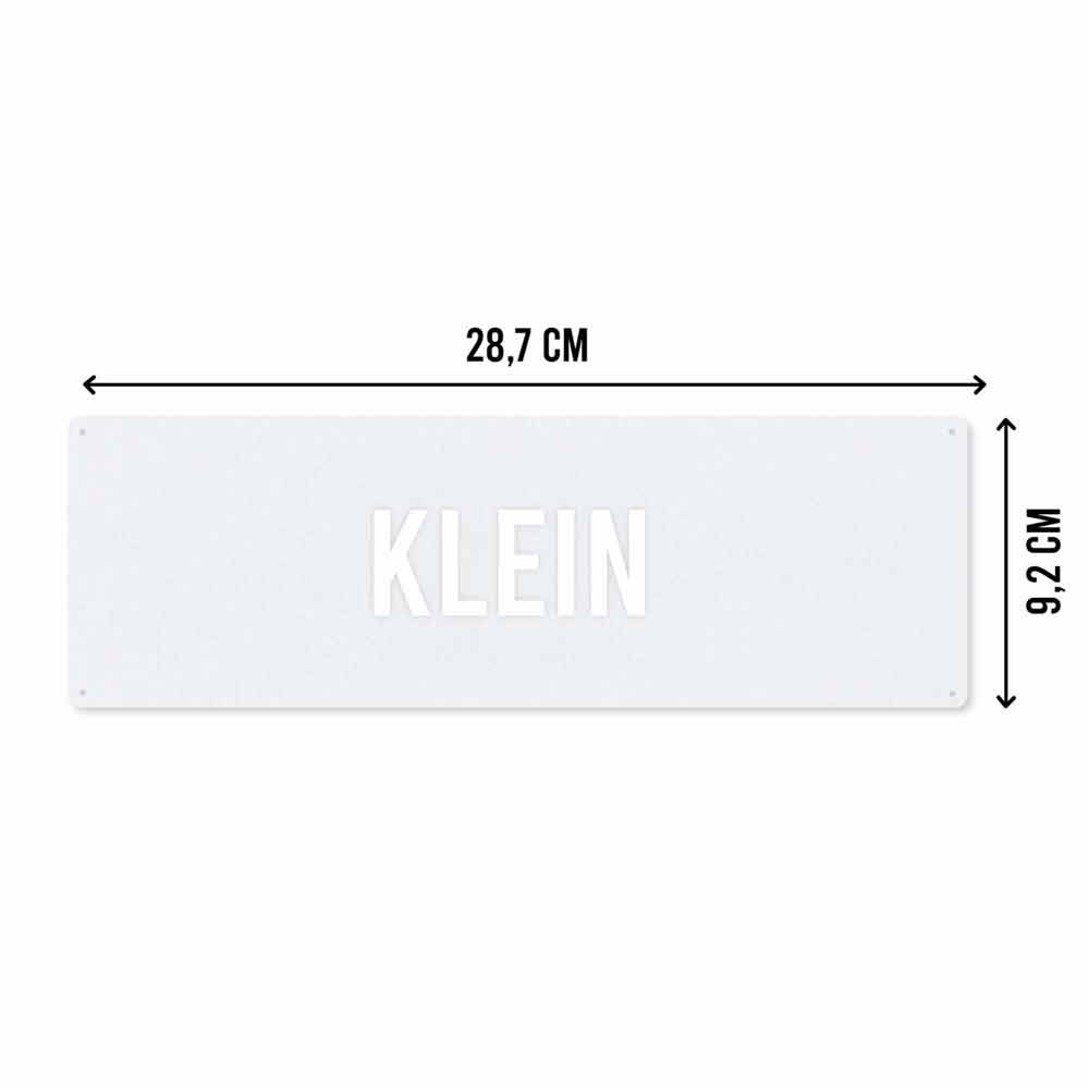 Weißes, rechteckiges Schild mit den Maßen 28,7 cm x 9,2 cm mit den Worten „Interluxe Metallschild – Mr. & Mrs. Hochzeit“ in fetten Großbuchstaben in der Mitte.