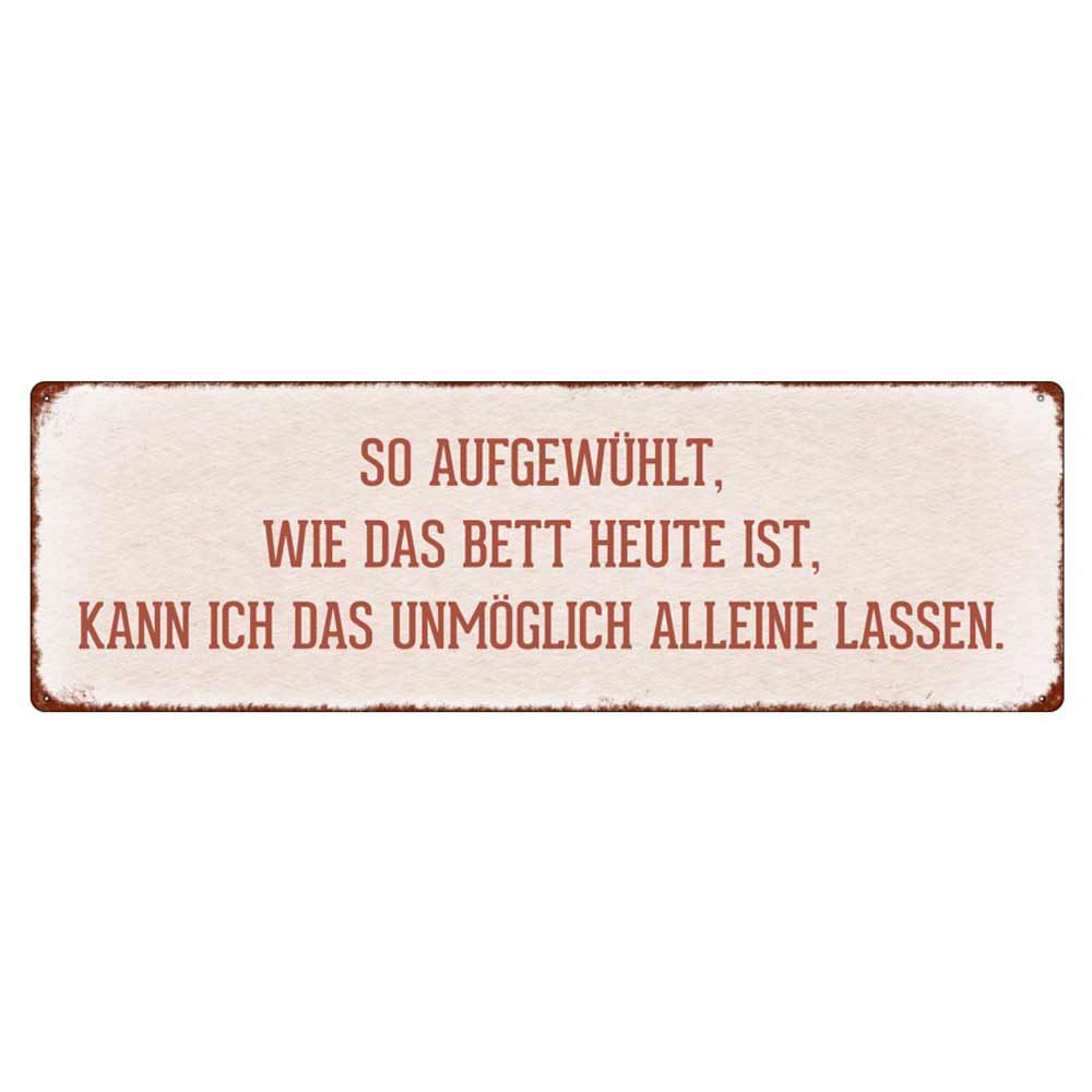 Auf einem rechteckigen Schild mit weißem Hintergrund und rostigen Kanten steht auf Deutsch: „Interluxe Metallschild – So aufgewühlt wie das Bett.“