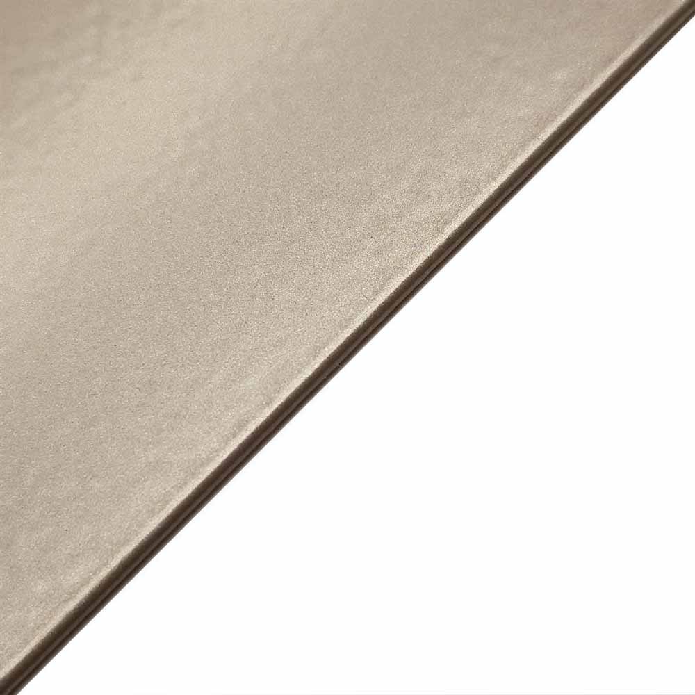 Nahaufnahme eines Blattes Interluxe Metallschild mit Flaschenöffner – Universalschlüssel nach DIN 0815 mit glatter Oberfläche, teilweise vor weißem Hintergrund dargestellt.