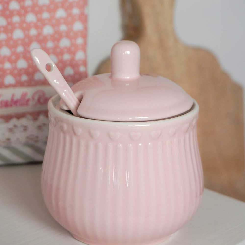 Isabelle Rose – Zuckerdose Love rosa mit einem Löffel auf einem Regal.