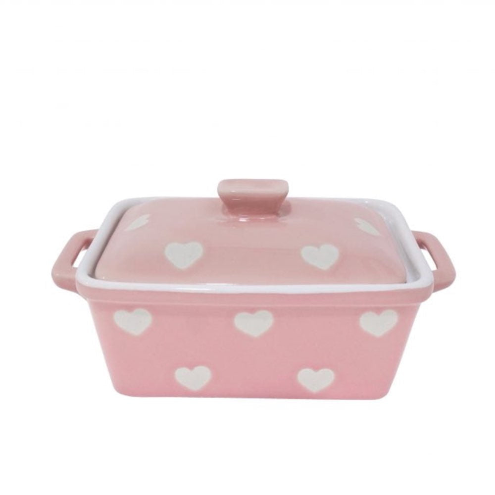 Die Isabelle Rose - Butterdose mit Herzen ist eine rosafarbene rechteckige Butterdose aus Keramik mit weißem Herzmuster, einem Deckel und zwei Griffen.