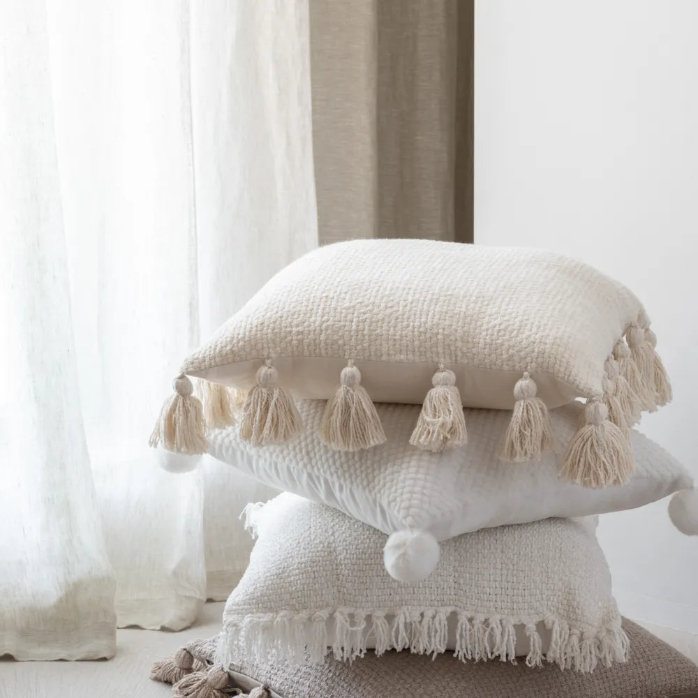 J-Line –Kissen mit Pompom und zartem Muster Weiß