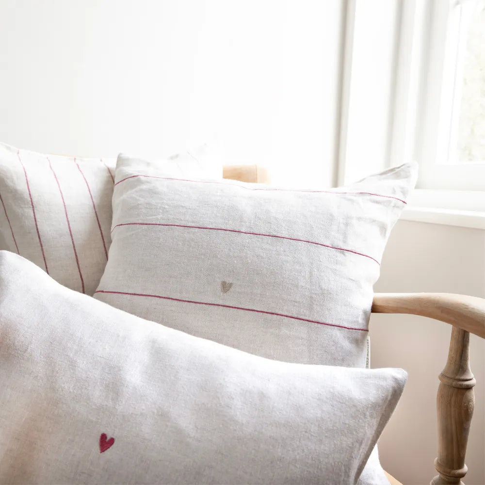 Bastion Collections - Kissenhülle mit Streifen und Herz-Stickerei 50 x 50 cm