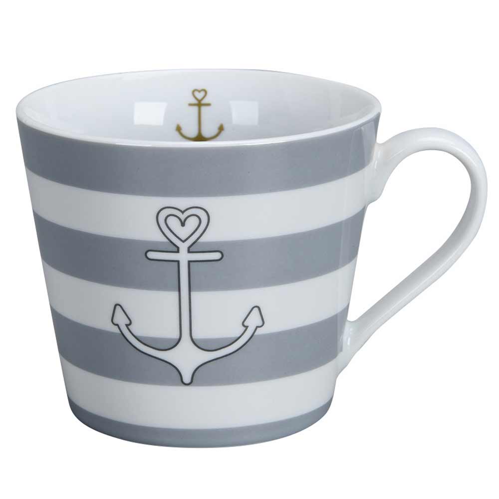 Ein Krasilnikoff - Happy Cup Anker graue Streifen mit horizontalen grauen und weißen Streifen. Der Becher hat außen ein weißes herzförmiges Ankerdesign und innen am Rand ein kleineres goldenes Ankerdesign.