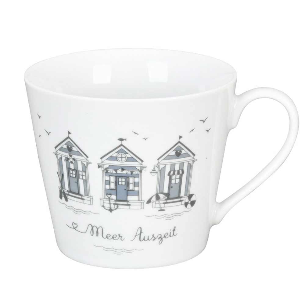 Krasilnikoff - Happy Cup Meer Auszeit mit drei illustrierten Strandhütten in Grau und Blau mit dem Text „Meer Auszeit“ darunter.