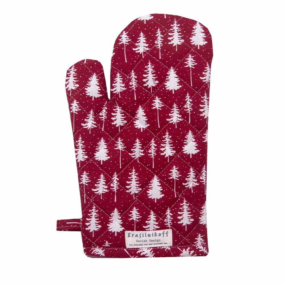 Der Ofenhandschuh „Christmas Forest“ von Krasilnikoff ist in einem kräftigen Rot gehalten, mit einem weißen Baummuster verziert und verfügt an der Unterseite über ein Etikett.