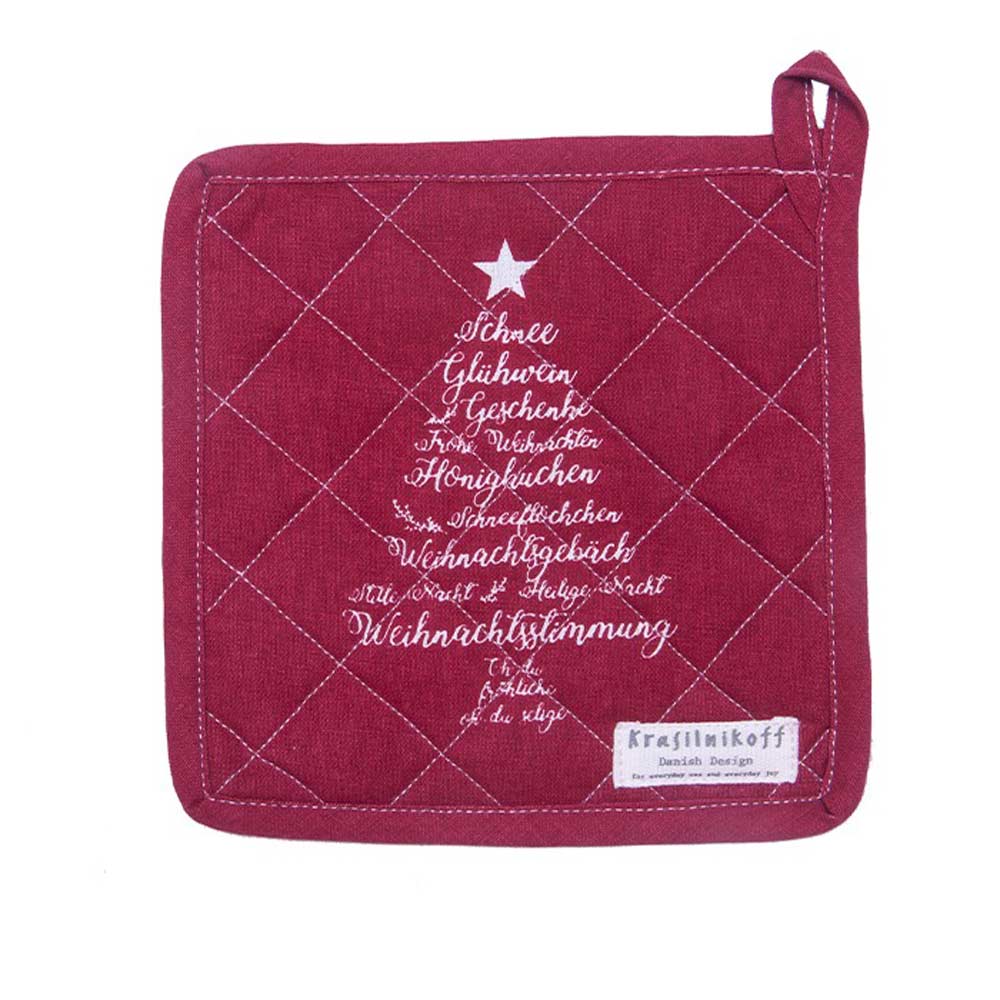 Der Krasilnikoff - Topflappen Christmas Words Red ist ein roter gesteppter Topflappen mit weißem Text in Form eines Weihnachtsbaums, komplett mit einem Stern oben drauf. In der Ecke befindet sich ein weißes Etikett mit der Aufschrift „Krasilnikoff Danish Design“.