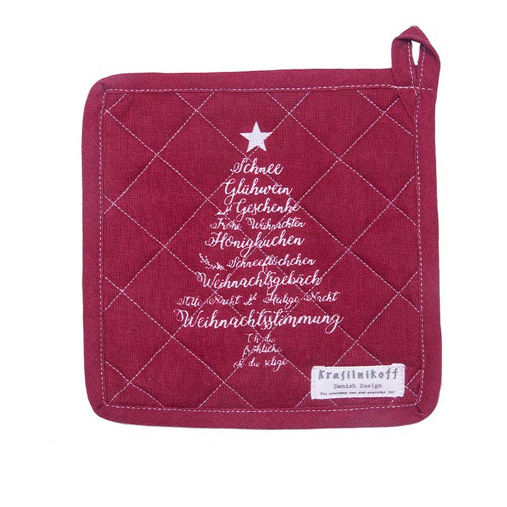 Der Krasilnikoff - Topflappen Christmas Words Red ist ein roter gesteppter Topflappen mit weißem Text in Form eines Weihnachtsbaums, komplett mit einem Stern oben drauf. In der Ecke befindet sich ein weißes Etikett mit der Aufschrift „Krasilnikoff Danish Design“.