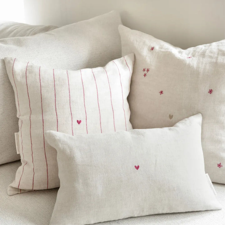 Bastion Collections - Kissenhülle Beige mit rosa Blumenstickerei und Herz 60 x 60 cm
