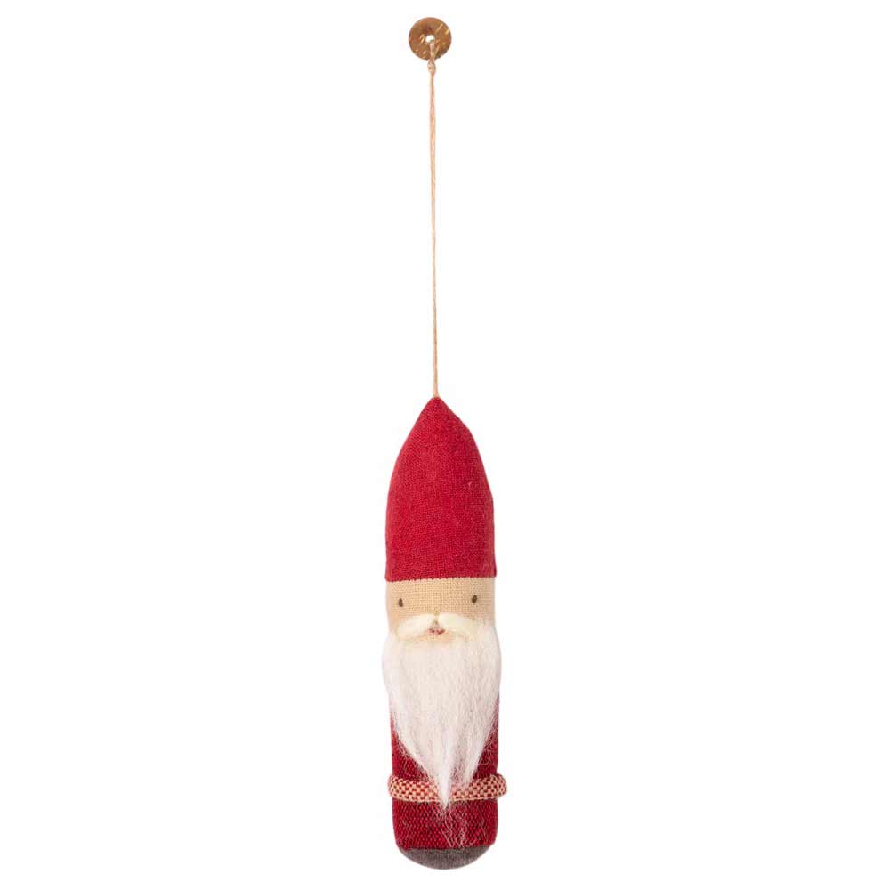 Das Anhänger Santa Stoff-Ornament von Maileg besteht aus einem hängenden Weihnachtsmann aus Plüsch mit roter Mütze, weißem Bart und rotem Outfit, die alle an einer Schnur aufgehängt sind.