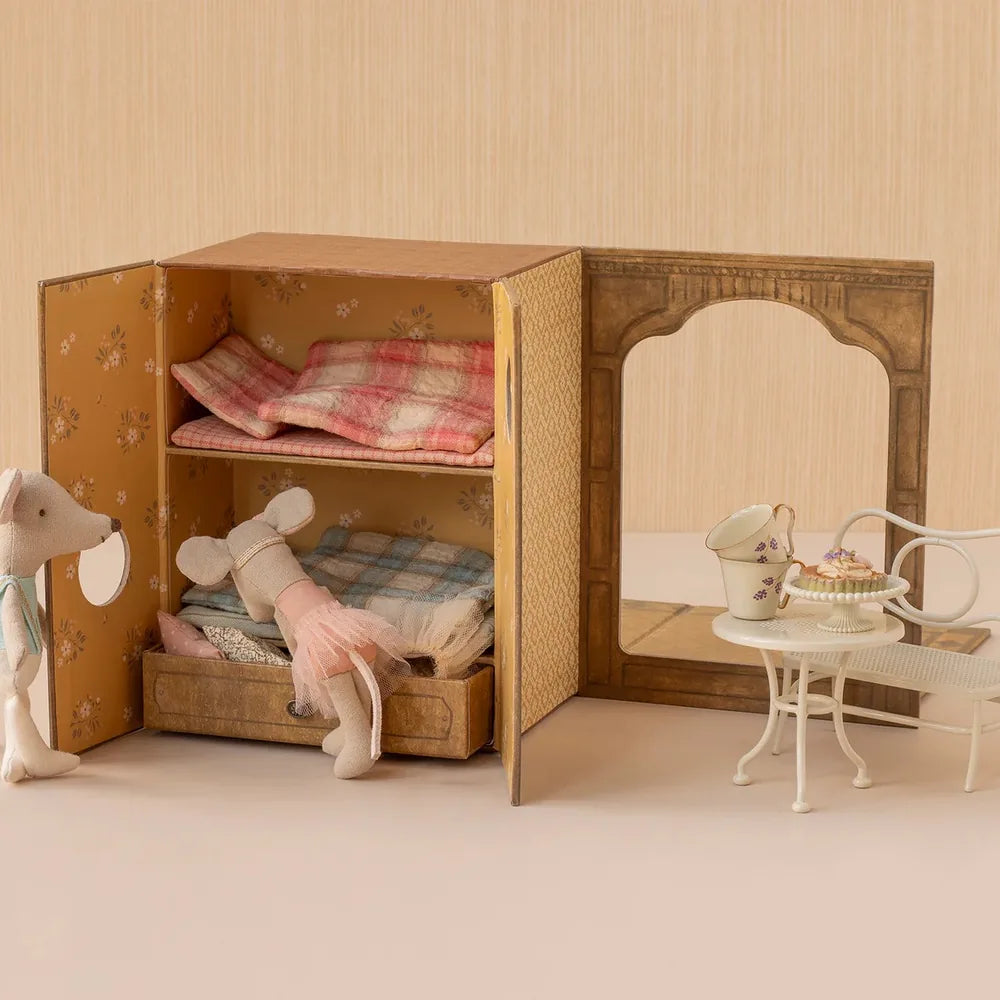 Die Maileg - Balett Maus in Tanzstudio Little Sister & Brother zeigt zwei Spielzeugmäuse mit einem Miniatur-Etagenbett, Decken und einem winzigen Teeservice mit Gebäck, wodurch eine charmante Puppenhausszene entsteht.