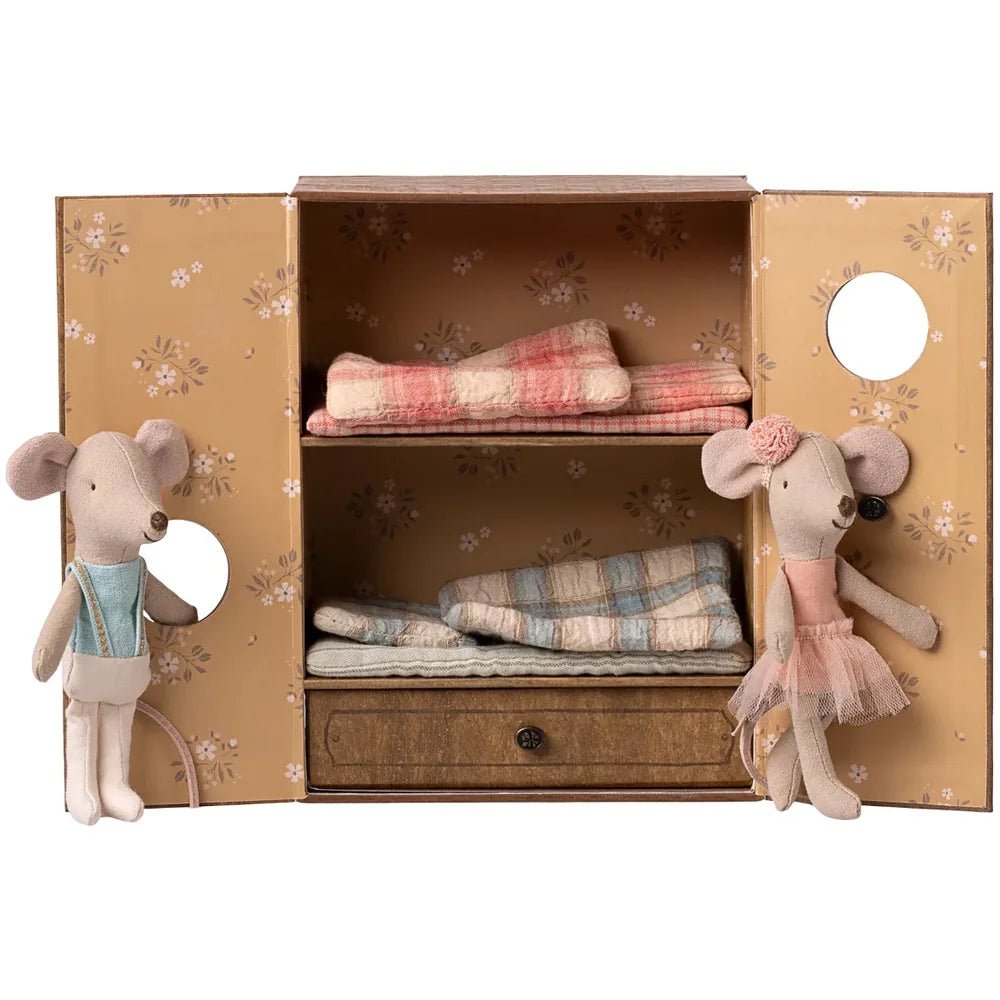 Die Maileg - Balett Maus in Tanzstudio Little Sister & Brother zeigt zwei Spielzeugmäuse neben einer offenen Kiste, die als Miniatur-Etagenbett gestaltet ist, mit zwei Ablagen für Decken und einer Schublade darunter.