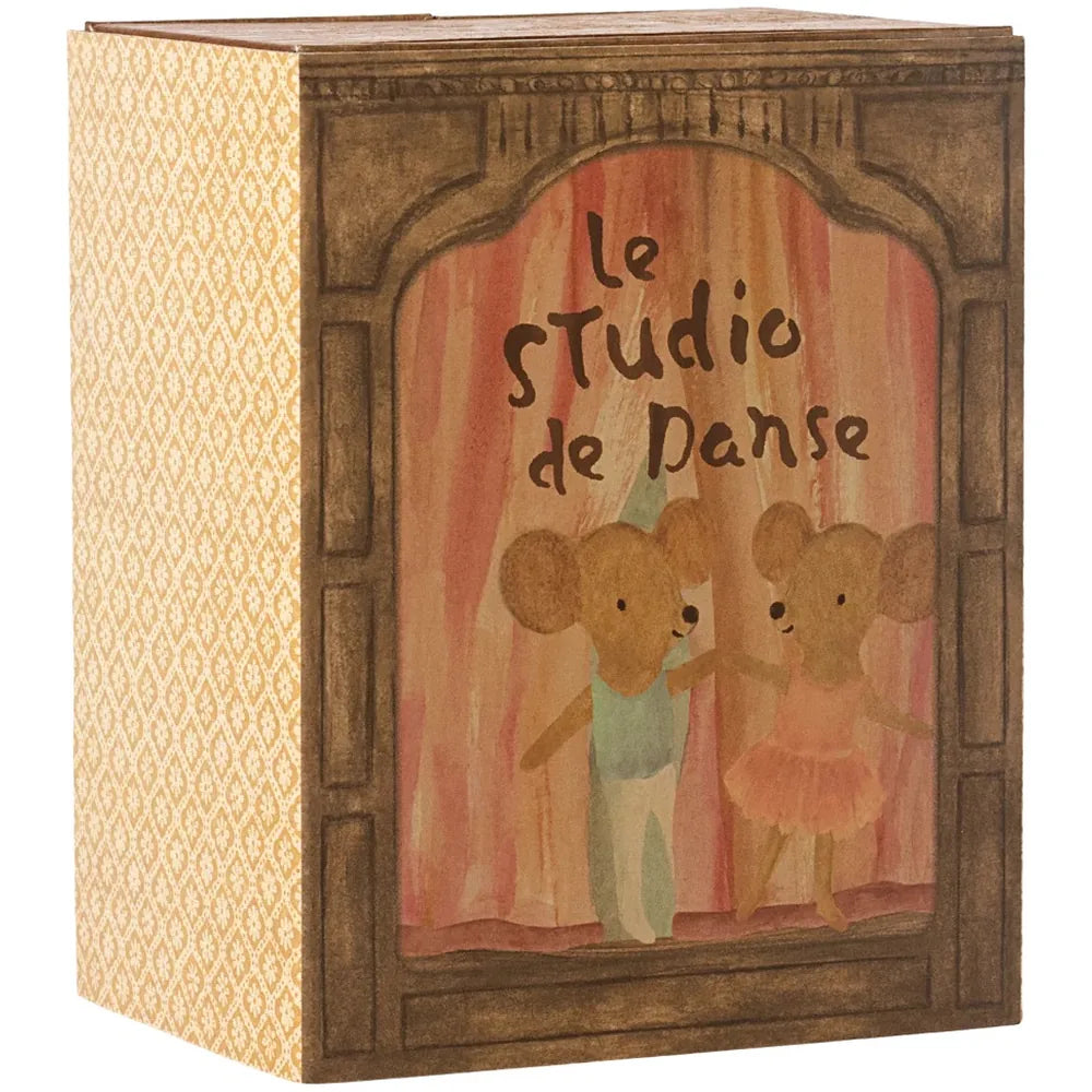 Eine Schachtel von Maileg - Balett Maus in Tanzstudio Little Sister & Brother mit zwei Mäusen als Balletttänzer auf der Bühne, über denen "Le Studio de Danse" steht.