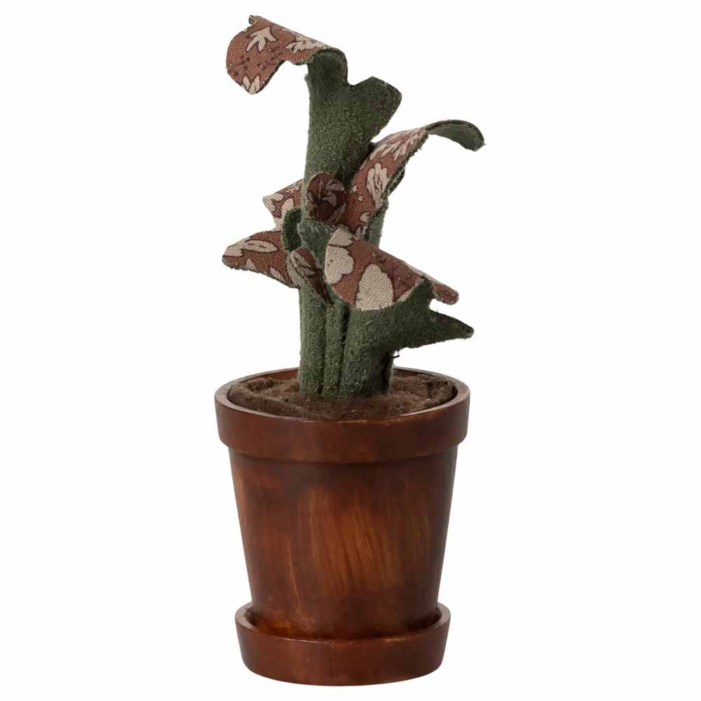 Der Maileg - Blumentopf mit Pflanze Miniatur zeigt eine dekorative Stoffpflanze mit gemusterten Blättern in einem braunen Holztopf.