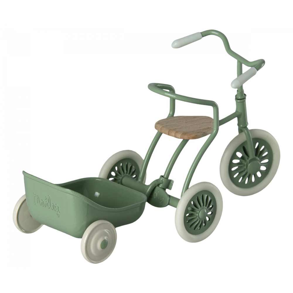 Ein grün-beiger Maileg – Dreirad-Anhänger für Maus mit einem Holzsitz und einem hinteren Lastenkorb.