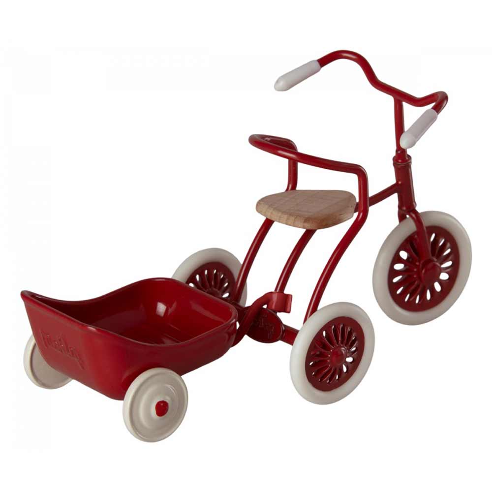 Maileg – Dreirad-Anhänger für Maus mit Holzsitz und Ladefläche, isoliert auf weißem Hintergrund.