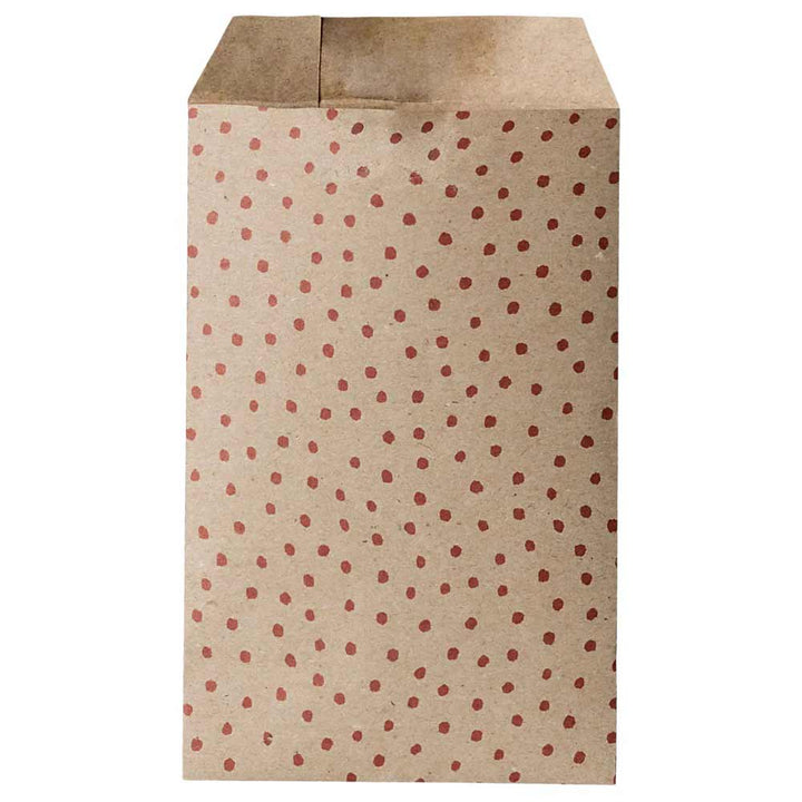 Eine rechteckige, aufrechte braune Papiertüte mit dem Namen „Maileg – Geschenktüte Umschlag Polka rot“ mit einer Öffnung oben und roten Punkten.