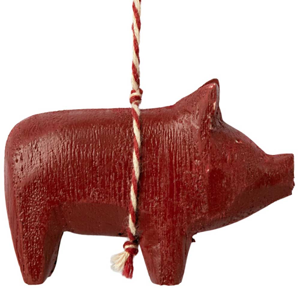 Maileg – rot lackiertes Holzschwein-Anhänger-Ornament, hängend an einer gedrehten Kordel, isoliert auf weißem Hintergrund.