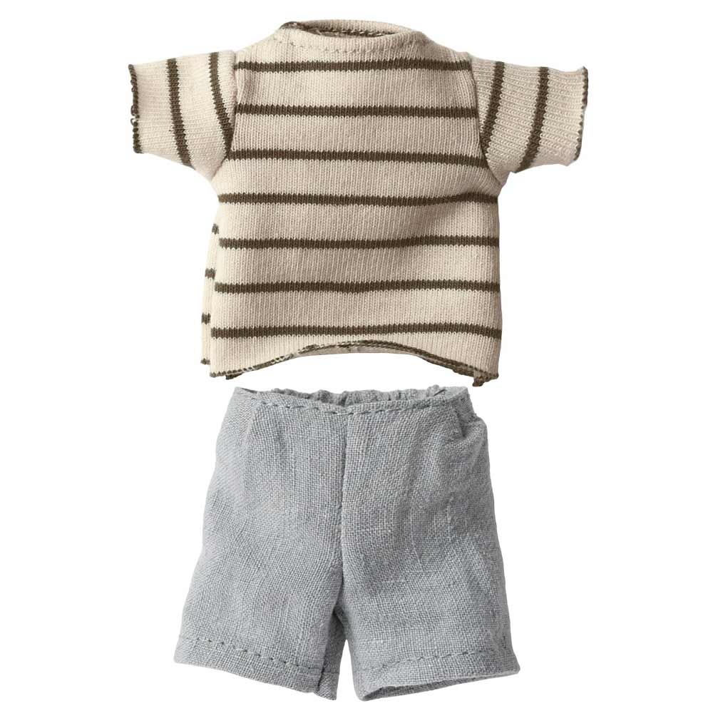 Ein kleines, beige-braun gestreiftes Kurzarmhemd und hellgraue Shorts, für eine Puppe entworfen. Maileg – Kleidung für Hase, Sweatshirt und Hose, Größe 1.