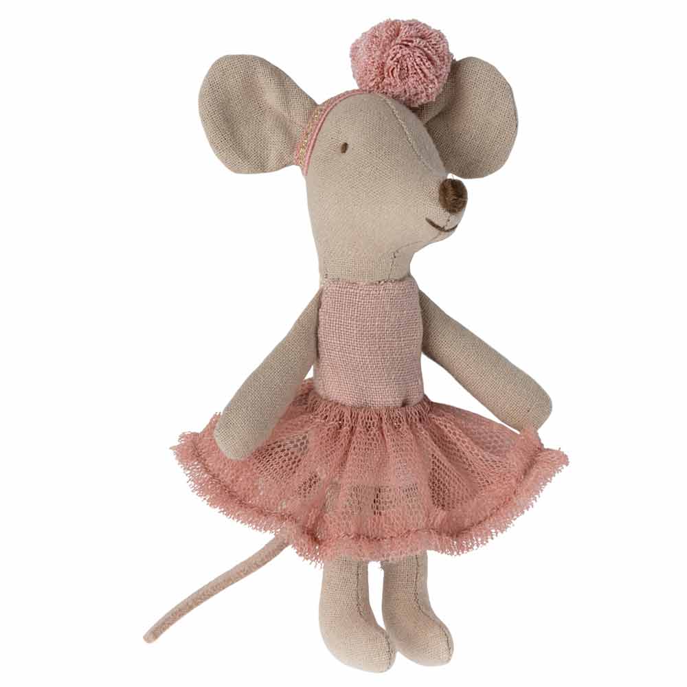 Maileg – Maus Ballerina. Kleine Schwesterpuppe, bekleidet mit einem rosa Tutu-Rock, steht aufrecht vor einem weißen Hintergrund.