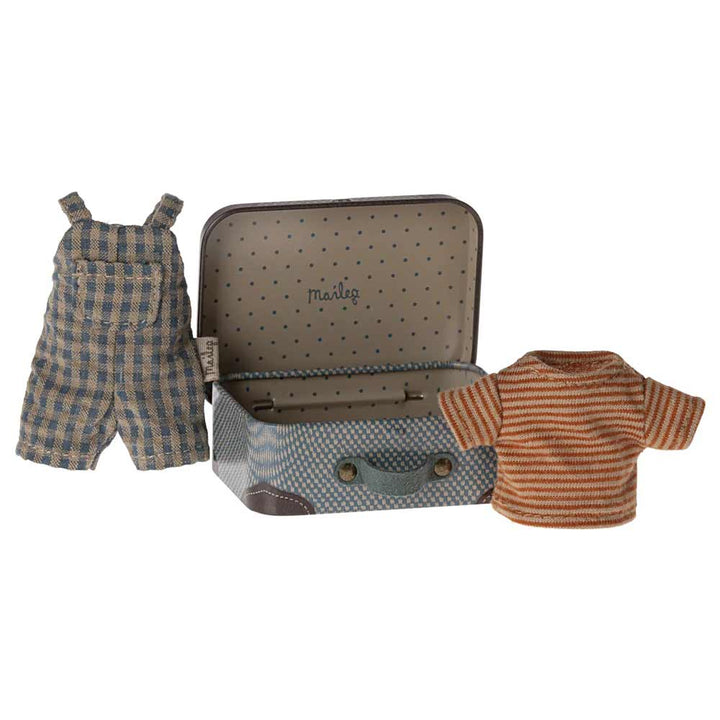 Ein kleiner Koffer ist geöffnet und daneben stehen ein Overall und ein Hemd von Maileg – Maus Big Brother im Koffer.