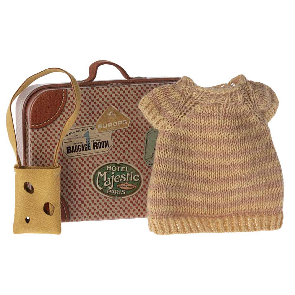 Kleiner Vintage-Koffer mit Reiseaufklebern, dazu ein winziges Strickkleid und ein Miniaturpaar Ledergepäckanhänger: Maileg – Maus Big Sister Gestricktes Kleid und Tasche im Koffer.