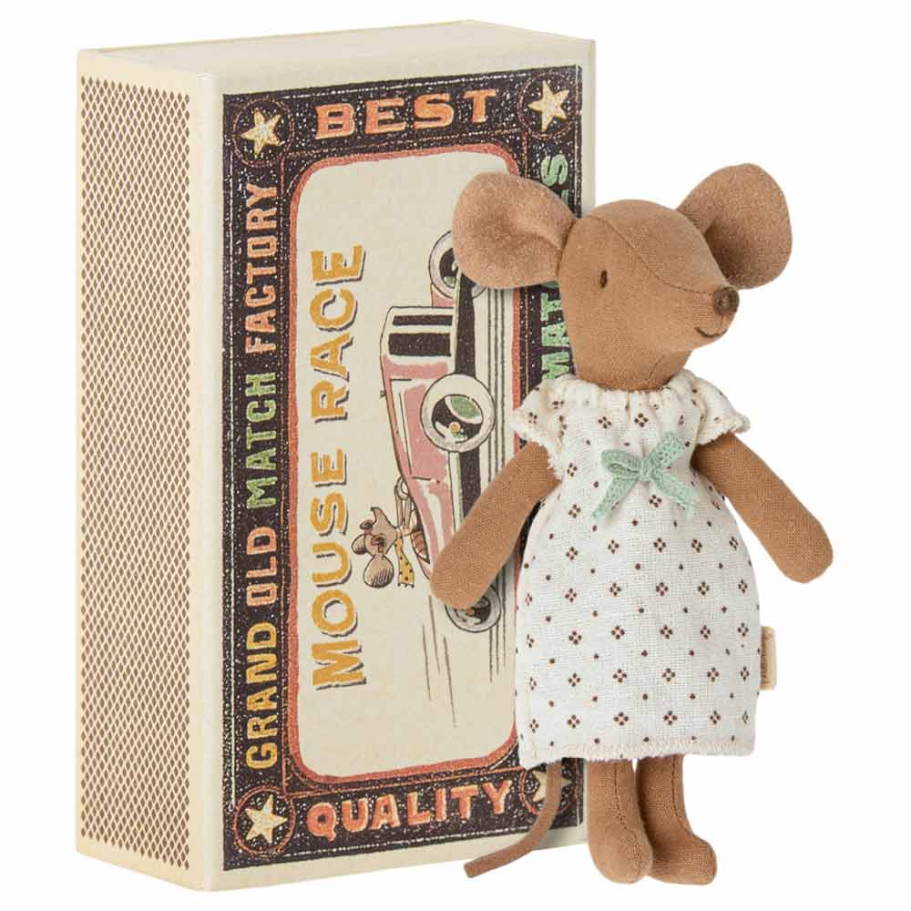 Eine Maileg-Maus „Big Sister Maus“ in einer Streichholzschachtel steht neben einer alten Streichholzschachtel mit der Aufschrift „Beste Grand Old Match Factory-Mausrennenqualität“.