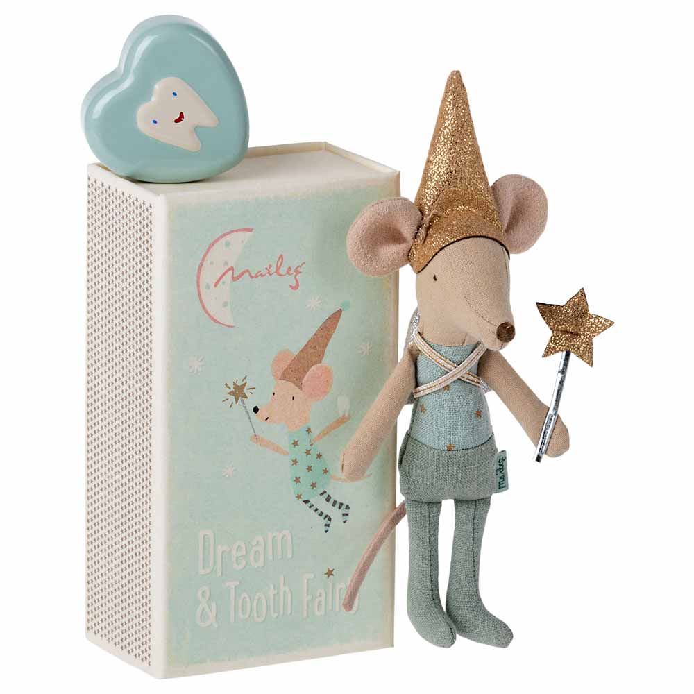 Eine als Zahnfee verkleidete Maileg-Maus mit goldenem Hut und Sternenstab steht neben einer „Traum- und Zahnfee“-Box.