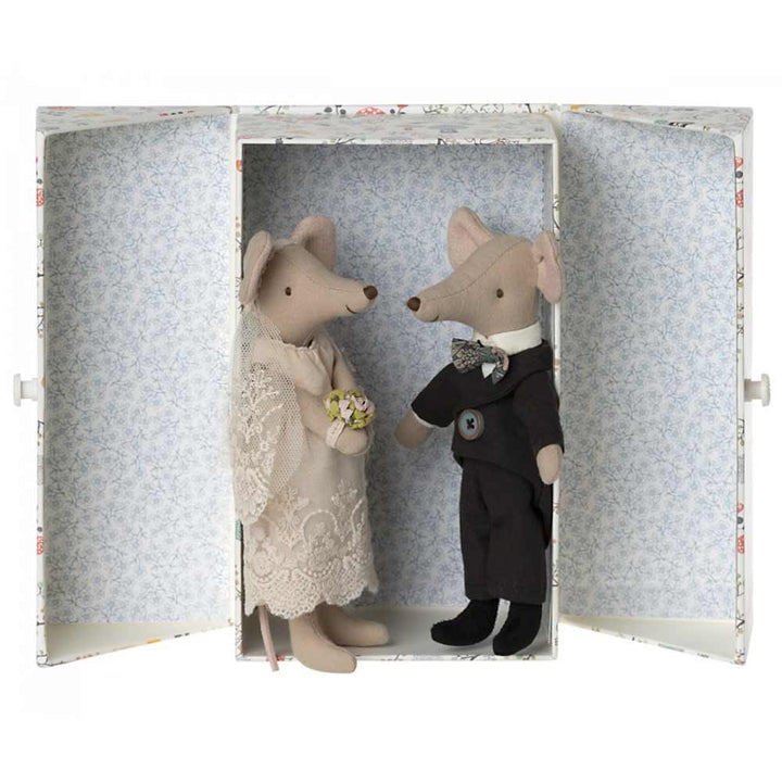 Zwei Maileg - Maus Hochzeitsmäuse in Box in einer offenen, dekorativen Box.
