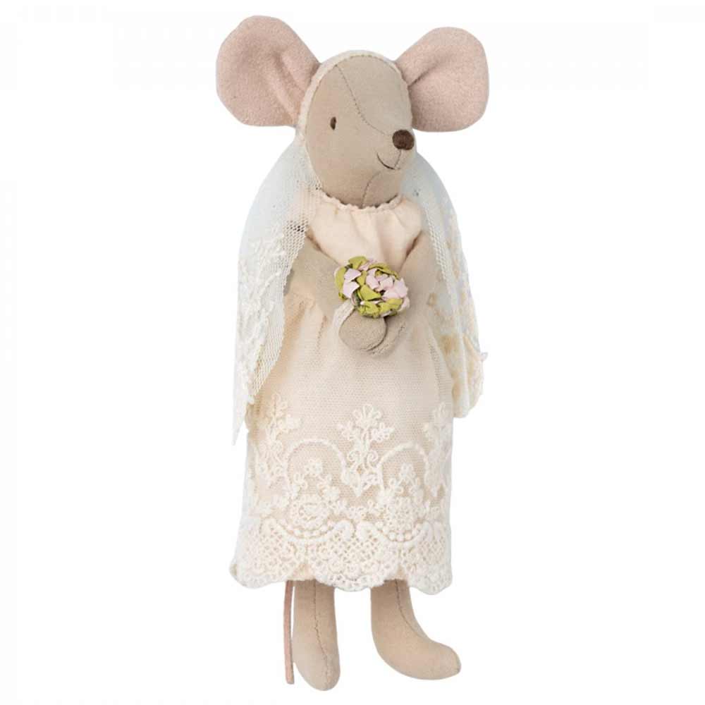 Eine Maileg - Maus Hochzeitsmäuse in einer Box-Puppe, gekleidet in ein Spitzenkleid mit Schleier, die einen kleinen Blumenstrauß hält.