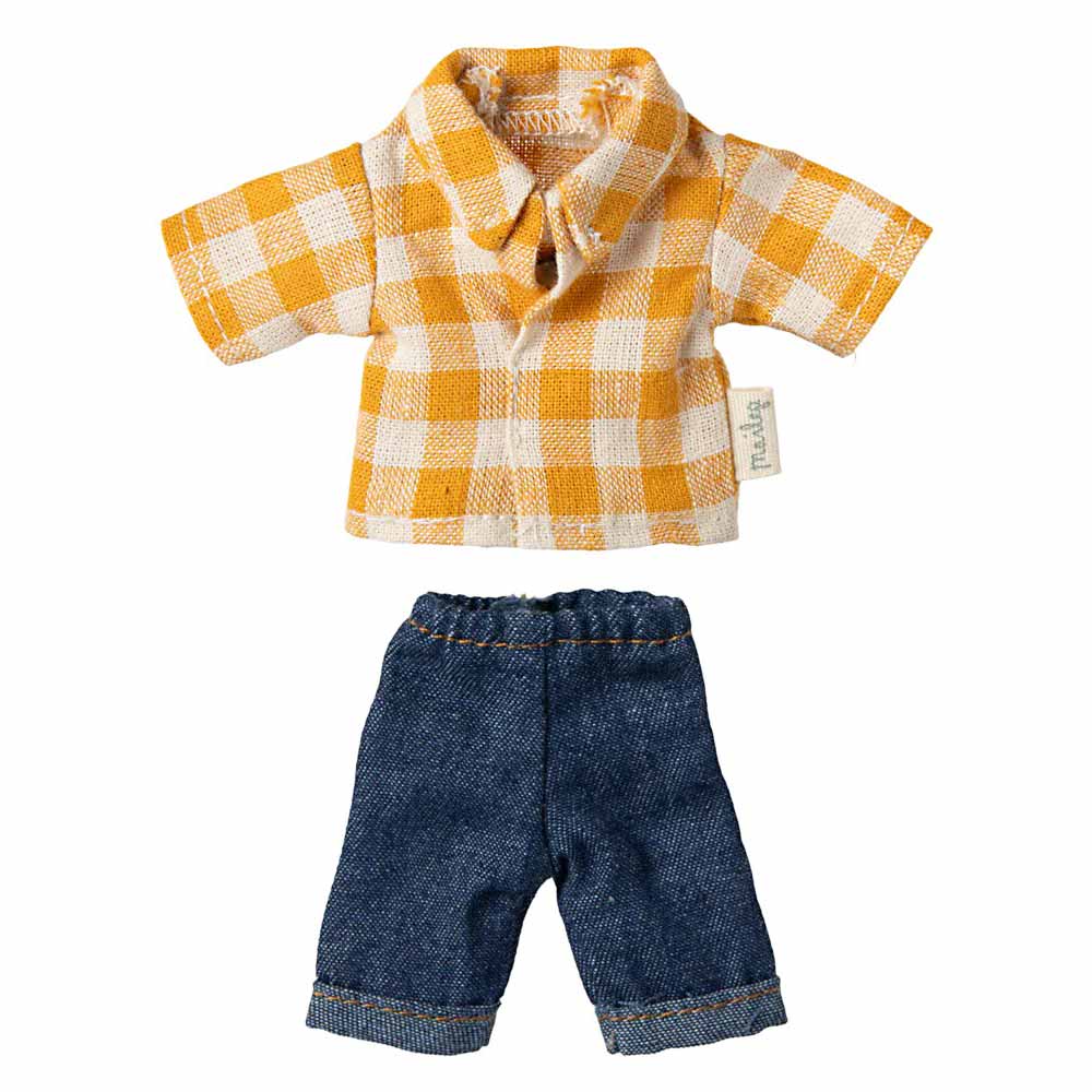 Maileg – Maus Kleidung Hemd & Jeans für Papa bietet ein kleines Puppenoutfit mit einem gelb-weiß karierten Hemd und einer blauen Jeanshose.