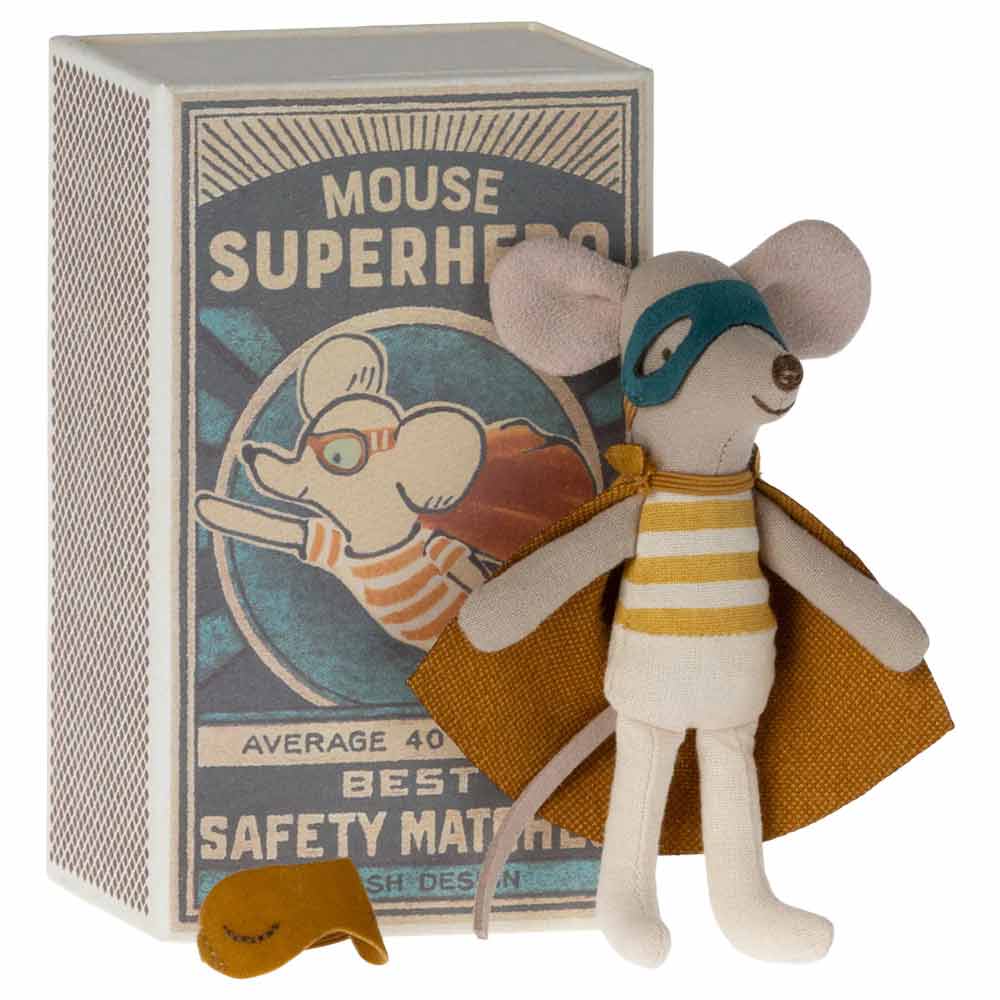 Maileg – Maus Little Brother Super Hero in einer Streichholzschachtel. Spielzeugmaus neben einer Streichholzschachtel mit einem Vintage-Grafikdesign „Maus-Superheld“.