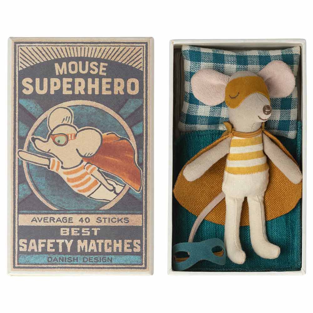 Vintage Maileg – Maus Little Brother Super Hero in einer Streichholzschachtel mit einem „Maus-Superhelden“-Design neben einer als Superheld verkleideten Spielzeugmaus in einer Schachtel.
