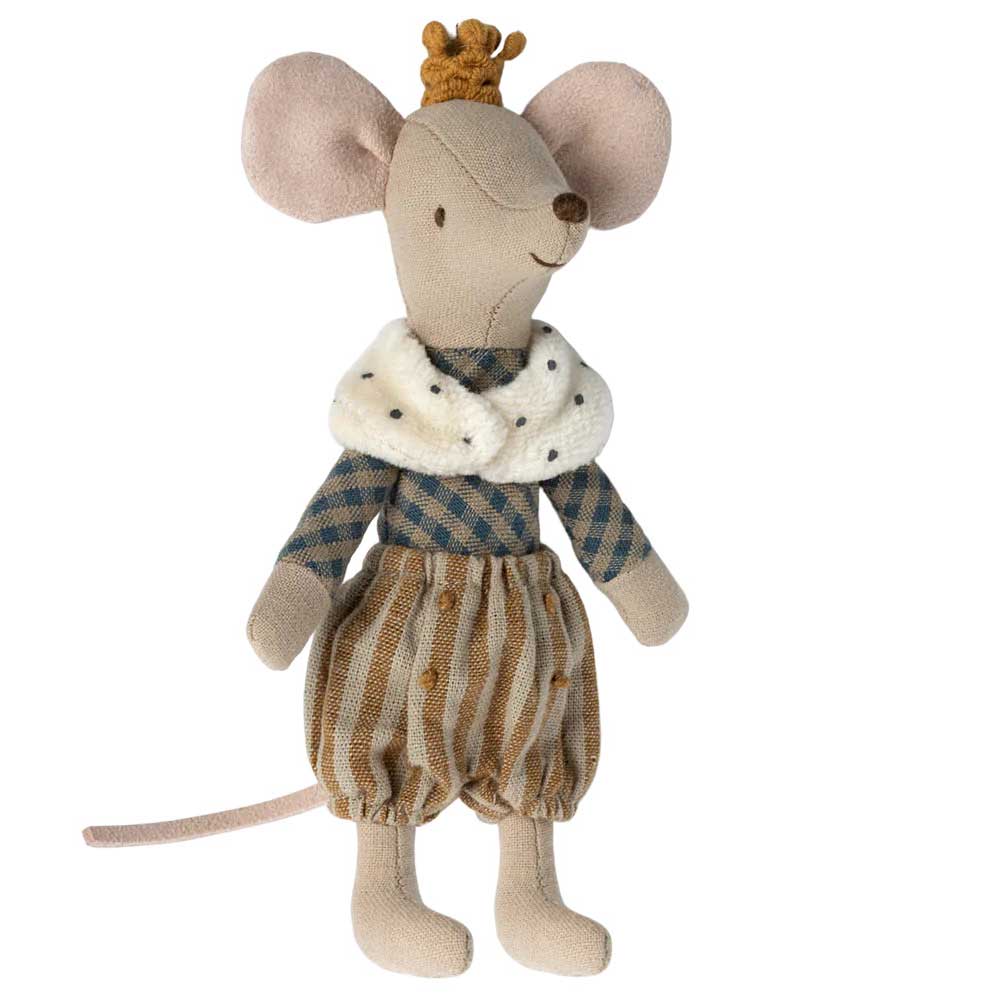Eine Maileg-Plüschmaus „Maus Prinz Big Brother“ mit kariertem Hemd und gestreifter Hose, einem weißen Schal und einer Krone.